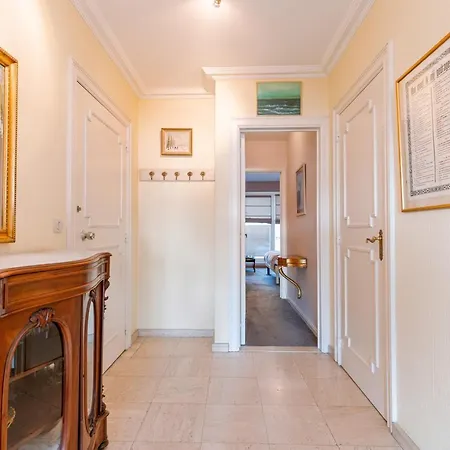 Cozy Classic With Parking In Center Apartamento *